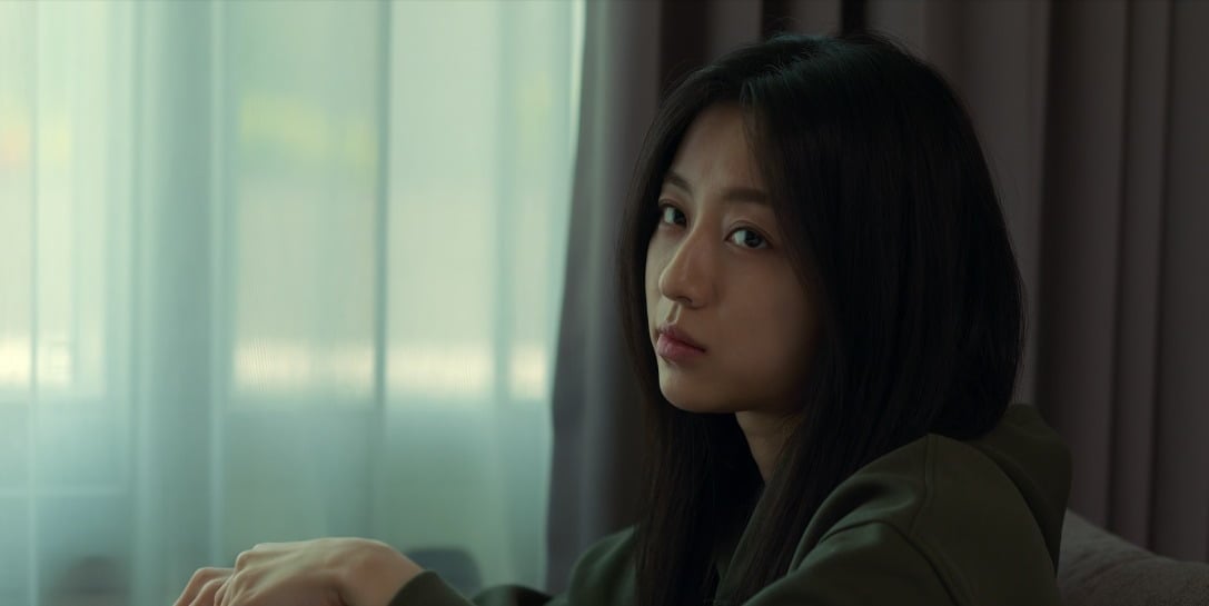 배우 강민아가 넷플릭스 시리즈 '사냥개들' 시즌2에서 파격 변신을 선보였다/사진=넷플릭스