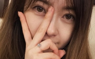 '35세' 고아라, 14년 만에 열애설 터지나…약지에 '의미심장' 하트 반지