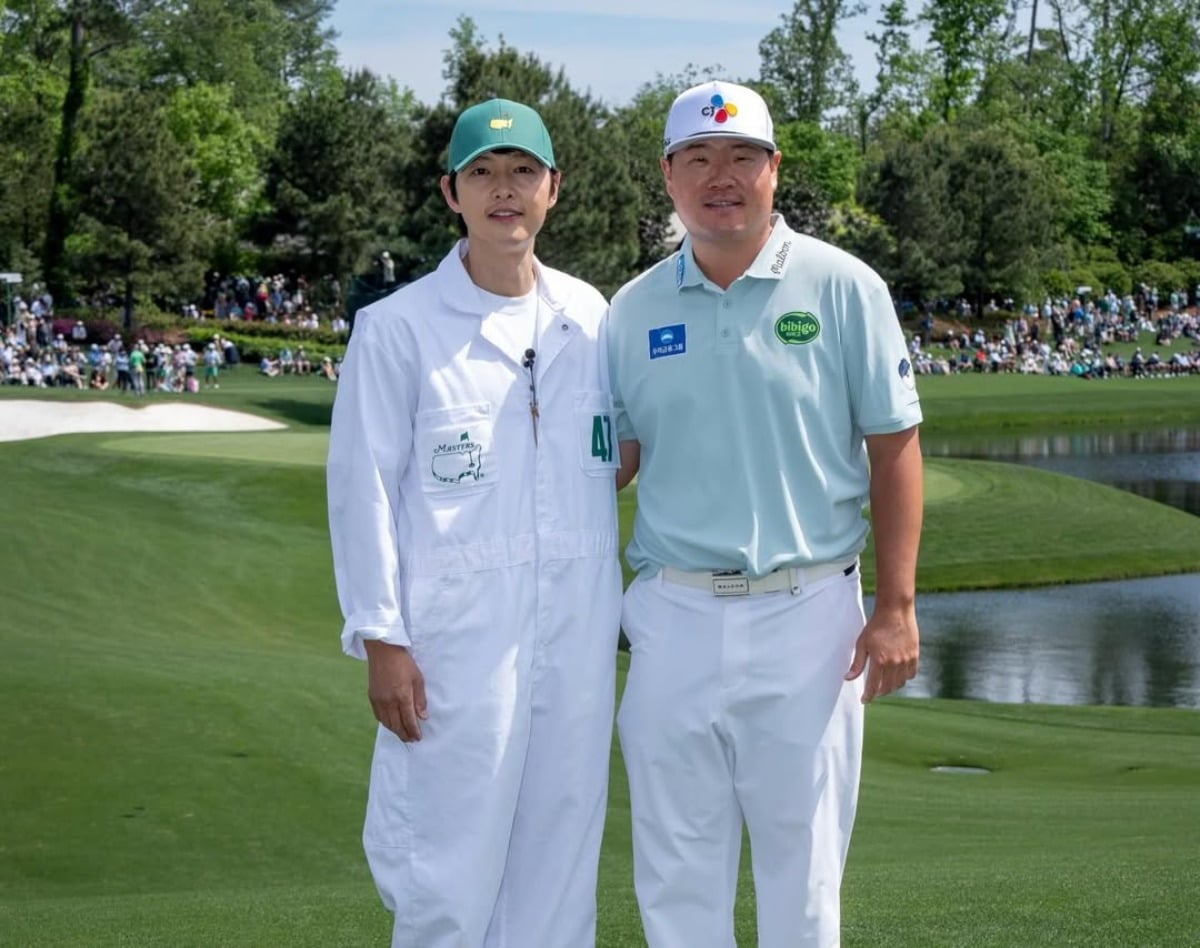 배우 송중기가 임성재 프로의 캐디로 마스터스 개막 이벤트인 파3 콘테스트에 함께했다. / 사진=임성재 프로 SNS