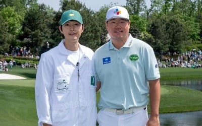송중기 근황, 미국 골프장서 포착됐다…하얀 점프수트 입고 스윙 후 머쓱