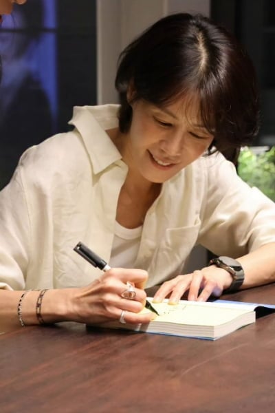 빌린 책에 볼펜 그었던 여배우, 논란 50일 만에 등장…심지어 '미소'