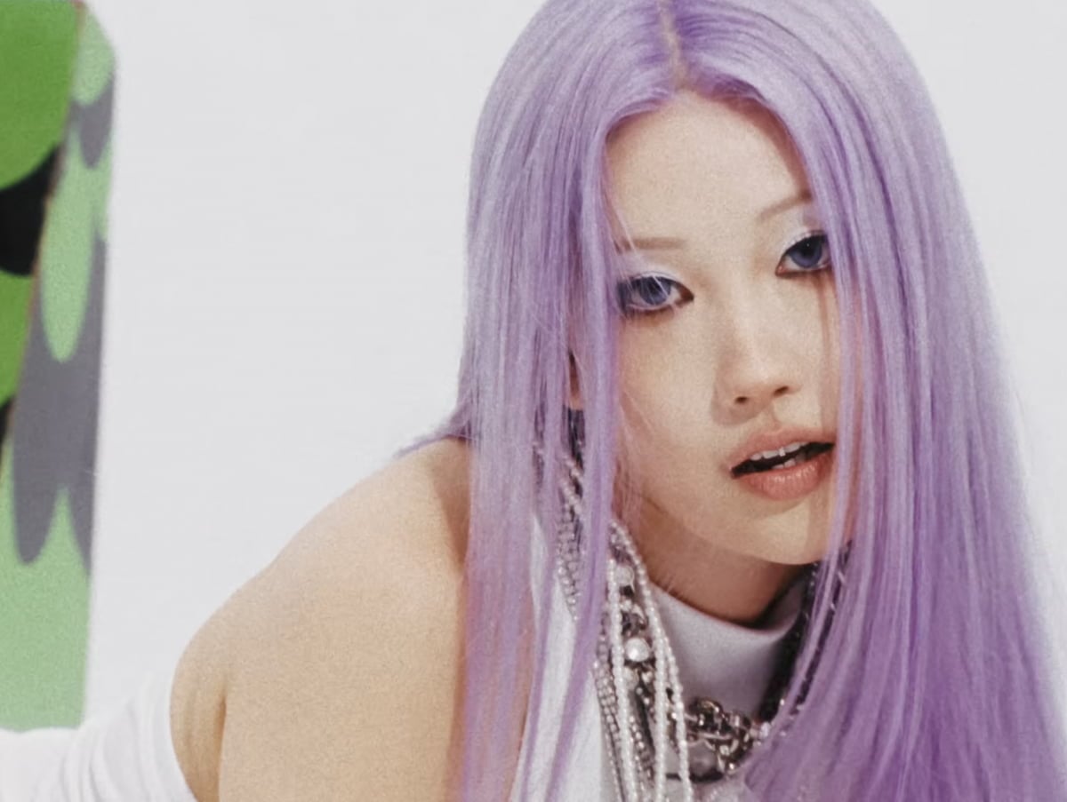 메이크업 아티스트 이사배가 솔로 아티스트 선미의 비주얼에 청하가 떠오르는 청아한 음색을 자랑해 모두를 놀라게 만들었다. 
사진=메이크업 아티스트 이사배 싱글 'SPECTRUM'(스펙트럼) MV 캡처