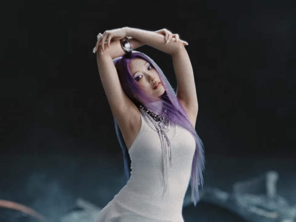 메이크업 아티스트 이사배가 솔로 아티스트 선미의 비주얼에 청하가 떠오르는 청아한 음색을 자랑해 모두를 놀라게 만들었다. 
사진=메이크업 아티스트 이사배 싱글 'SPECTRUM'(스펙트럼) MV 캡처