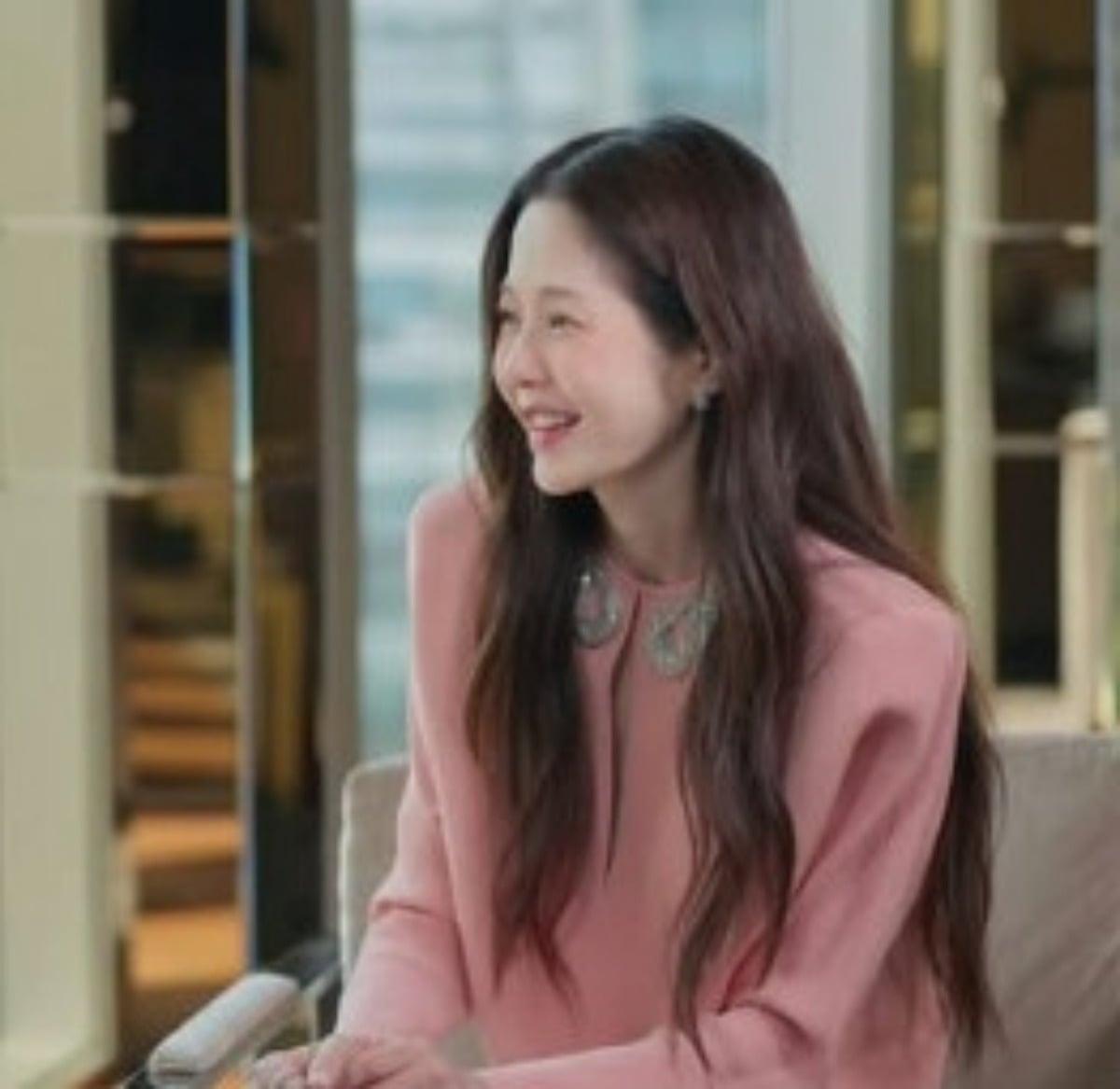 배우 고현정이 인터뷰를 진행하면서 환한 미소를 보이고 있다. / 사진=고현정 SNS