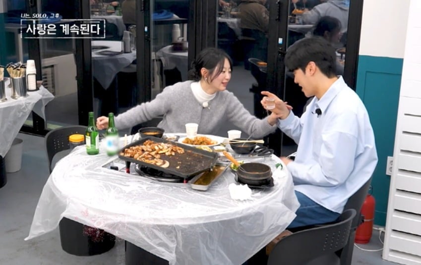 20기 영식에게 과감한 스킨십을 한 25기 영자 / 사진제공=SBS Plus, ENA