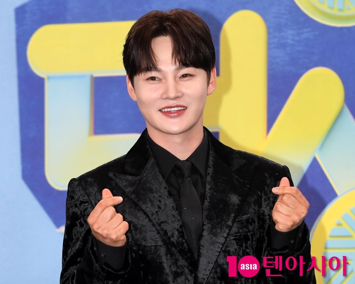 가수 박서진이 포즈를 취하고 있다 / 사진=텐아시아 DB