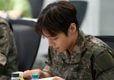 박지훈, 천만 배우 등극했다더니 깜짝 소식 알렸다…이등병으로 변신→대본 리딩 공개 ('취사병')