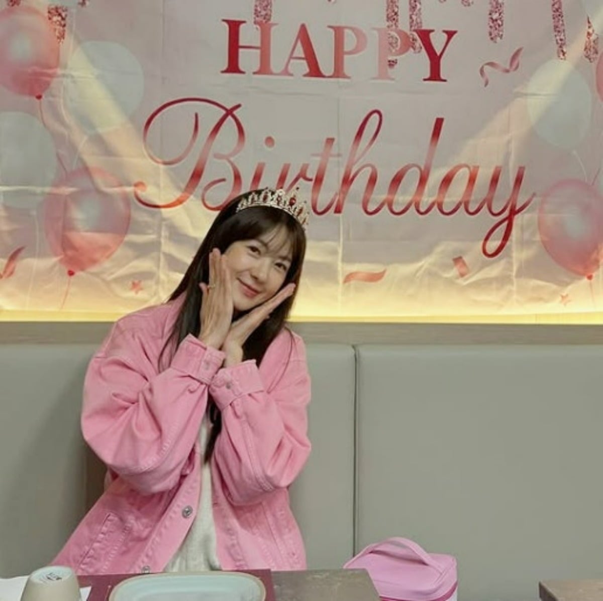 생일을 맞은 배우 이요원이 카메라 앞에서 포즈를 취하고 있다. / 사진=이요원 SNS