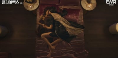 나나, 아슬아슬한 동성 베드신 공개됐다…침대 위에서 하지원과 파격적인 연기 ('클라이맥스')