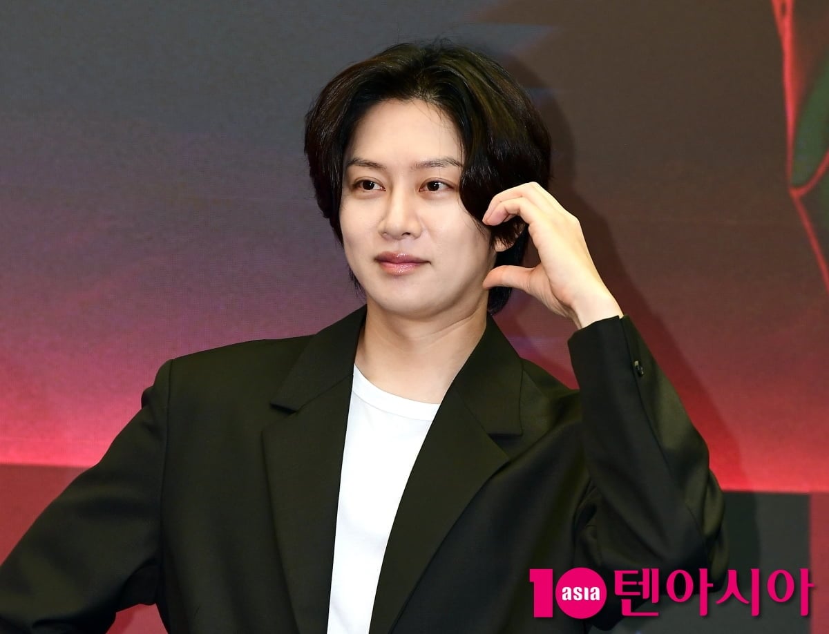 가수 김희철이 포즈를 취하고 있다 / 사진=텐아시아 DB