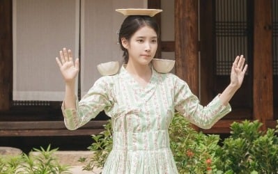 아이유, ♥결혼 앞두고 '신부 수업' 포착됐다…의상까지 직접 공들여('대군부인')