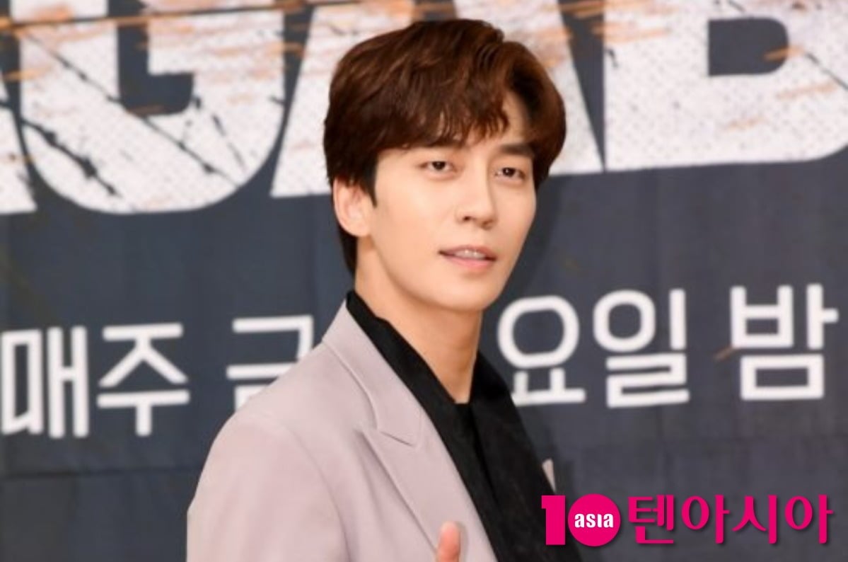 배우 신성록이 포즈를 취하고 있다 / 사진=텐아시아 DB