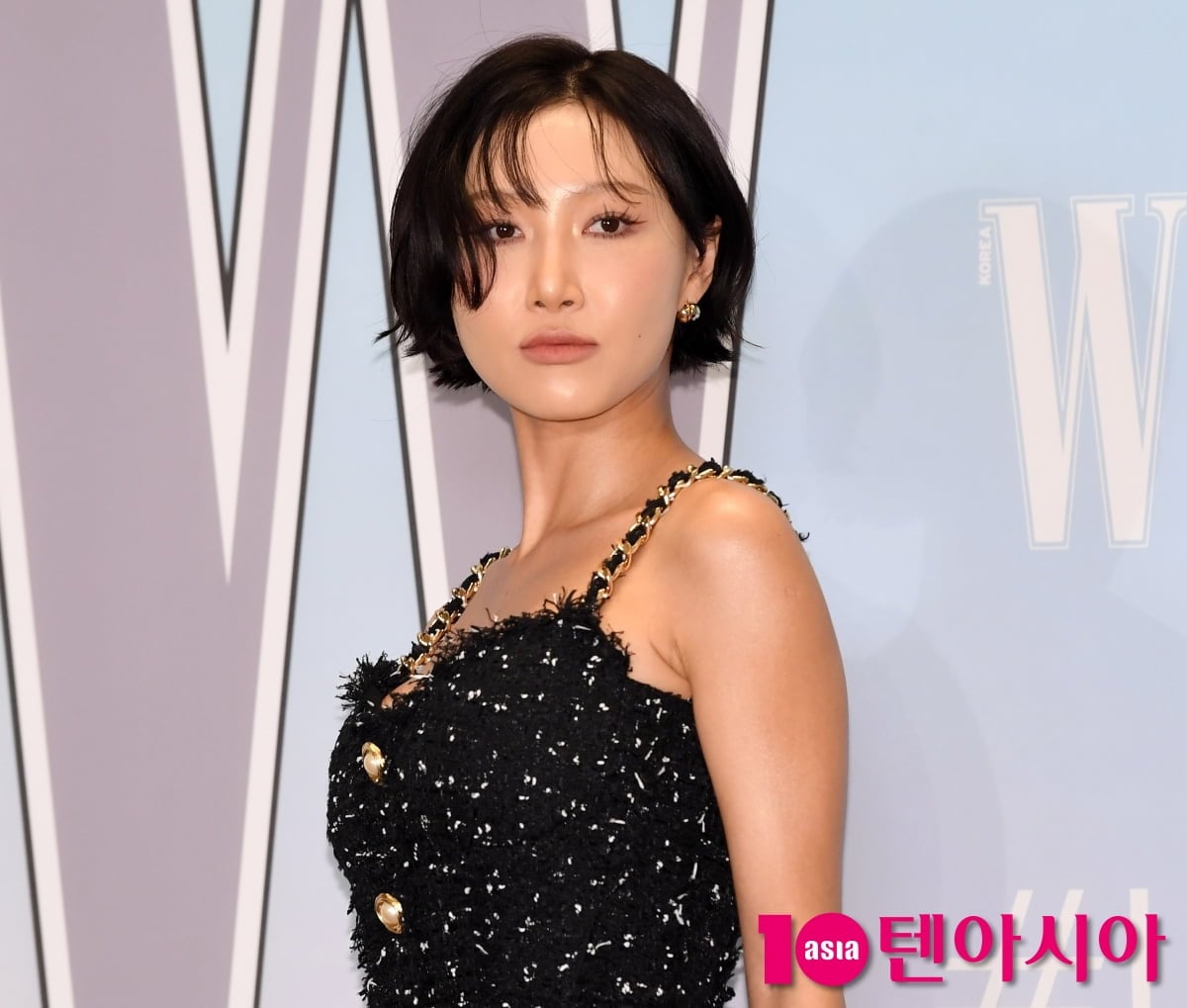 가수 화사가 포즈를 취하고 있다 / 사진=텐아시아 DB