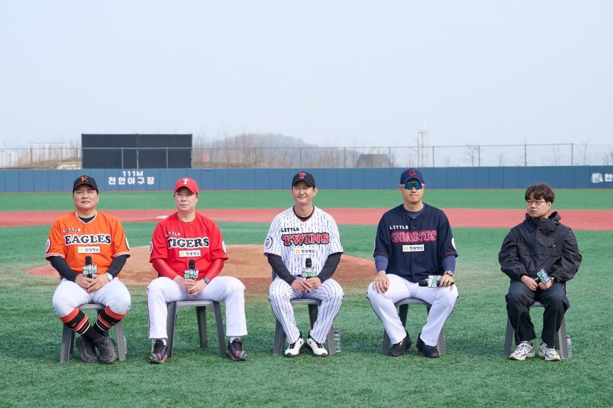 '우리동네 야구대장' 출연진과 이정욱 PD / 사진제공=KBS