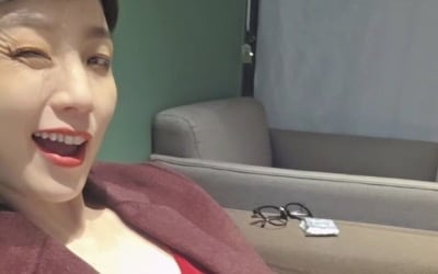 둘째 출산 3개월 앞둔 안영미, 특별한 태교법 공개했다…빨간 드레스 입고 윙크