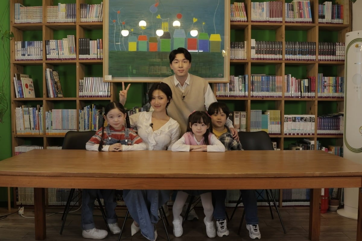  가수 화사가 MBC의 대표 어린이 프로그램 의 인기 코너 을 찾았다./사진제공=MBC