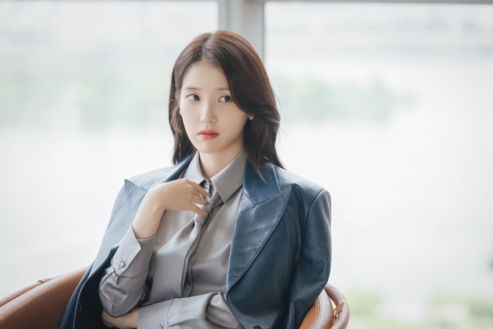  ‘21세기 대군부인’에서는 이안대군(변우석 분)을 만나려는 재벌 성희주(아이유 분)의 알현 신청이 쏟아진다. / 사진 제공: MBC 