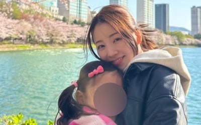 '♥이민우와 재혼' 이아미, 6년간 홀로 키운 딸 안고 뭉클 "엄마로서 많이 배워, 세상 행복"