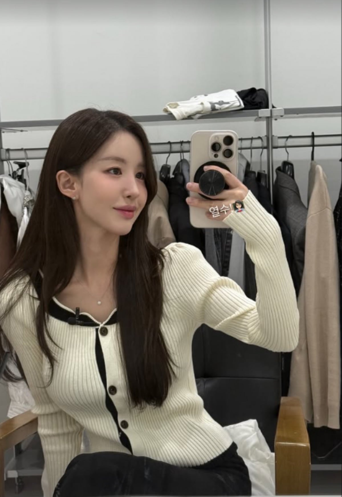 수학강사 이아영이 SNS에 자신의 거울셀카를 게시했다. / 사진=이아영 SNS