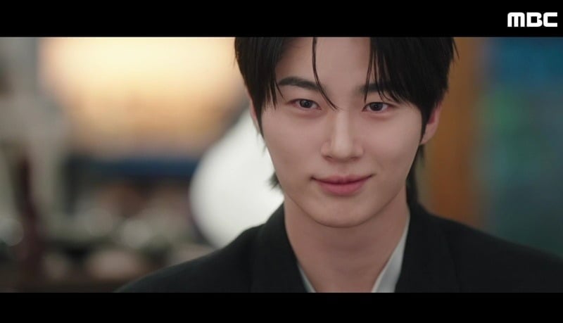 21세기 온 우주를 뒤흔들 아이유와 변우석의 로맨스가 강렬하게 막을 올렸다./사진=MBC 방송 화면 캡처