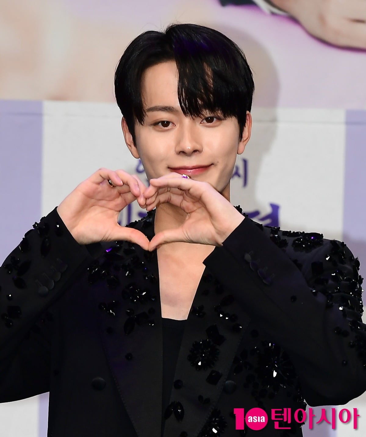 유선호가 공식 석상에 참석해 포즈를 취하고 있다./사진=텐아시아DB