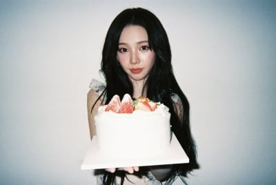 '26세' 카리나, 생일 맞이 케이크 인증샷 자랑했다…더 물오른 비주얼