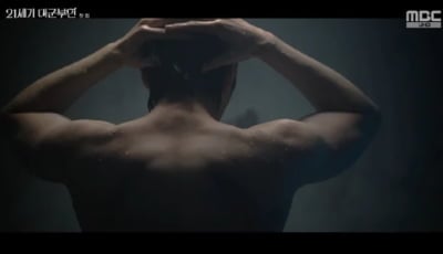 등장부터 노골적 샤워 노출신…변우석, 연기력 우려 속 2년 만에 '선업튀' 차기작 활약 ('대군부인')