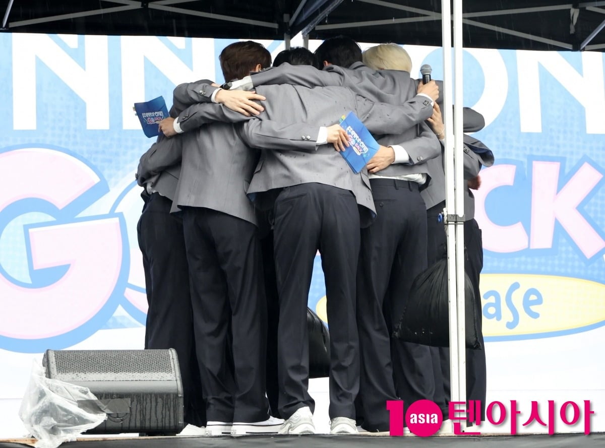 엠넷 리얼리티 '워너원고' 첫 방송을 앞두고 워너원이 팬들과 미니 팬미팅을 개최했다./사진=텐아시아DB