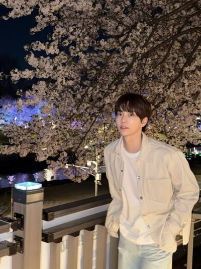 '결별설 침묵' 정현규, 벚꽃 아래 '만찢남' 비주얼 뽐냈다…"누가 찍어줬나" 관심↑