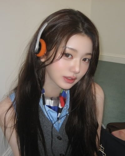 '137억 건물주' 장원영, '04년생'임에도…카세트 플레이어 든 'Y2K' 여신