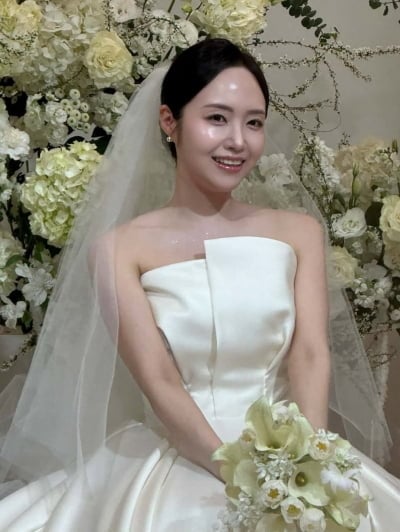 Reality Show Stars Jeong-sook and Young-chul Tie the Knot: A Look Inside Their Wedding