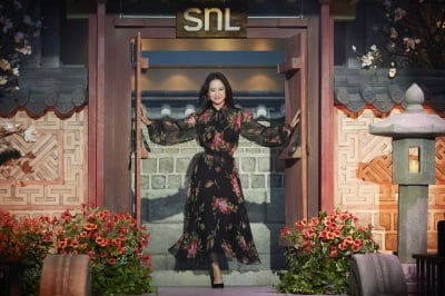 '병풍 논란' 송지효, 결국 'SNL' 택했다…속옷 사업 2년 만에 "최고의 무대 위해 열심히 달릴 것"