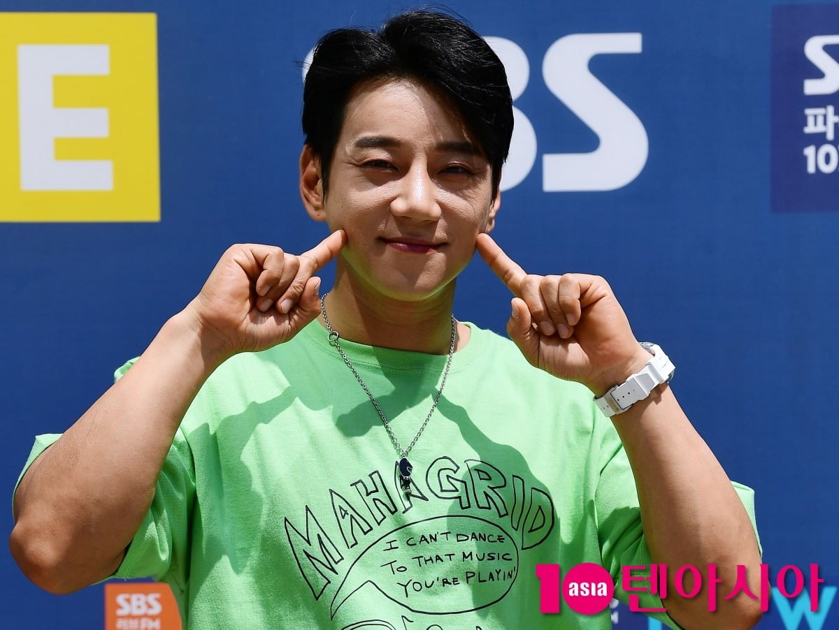 황치열이 공식 행사에 참석해 포즈를 취하고 있다./사진=텐아시아DB