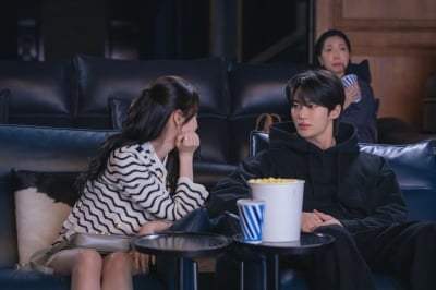 아이유♥변우석, 영화관 데이트 포착됐다…결혼하기 위해 부담스러운 플러팅 연발 ('대군부인')
