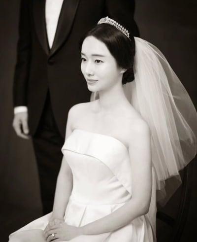 '194억 건물주' 이정현, 의사 남편과 결혼기념일 자축했다…결점 없는 드레스 자태 공개