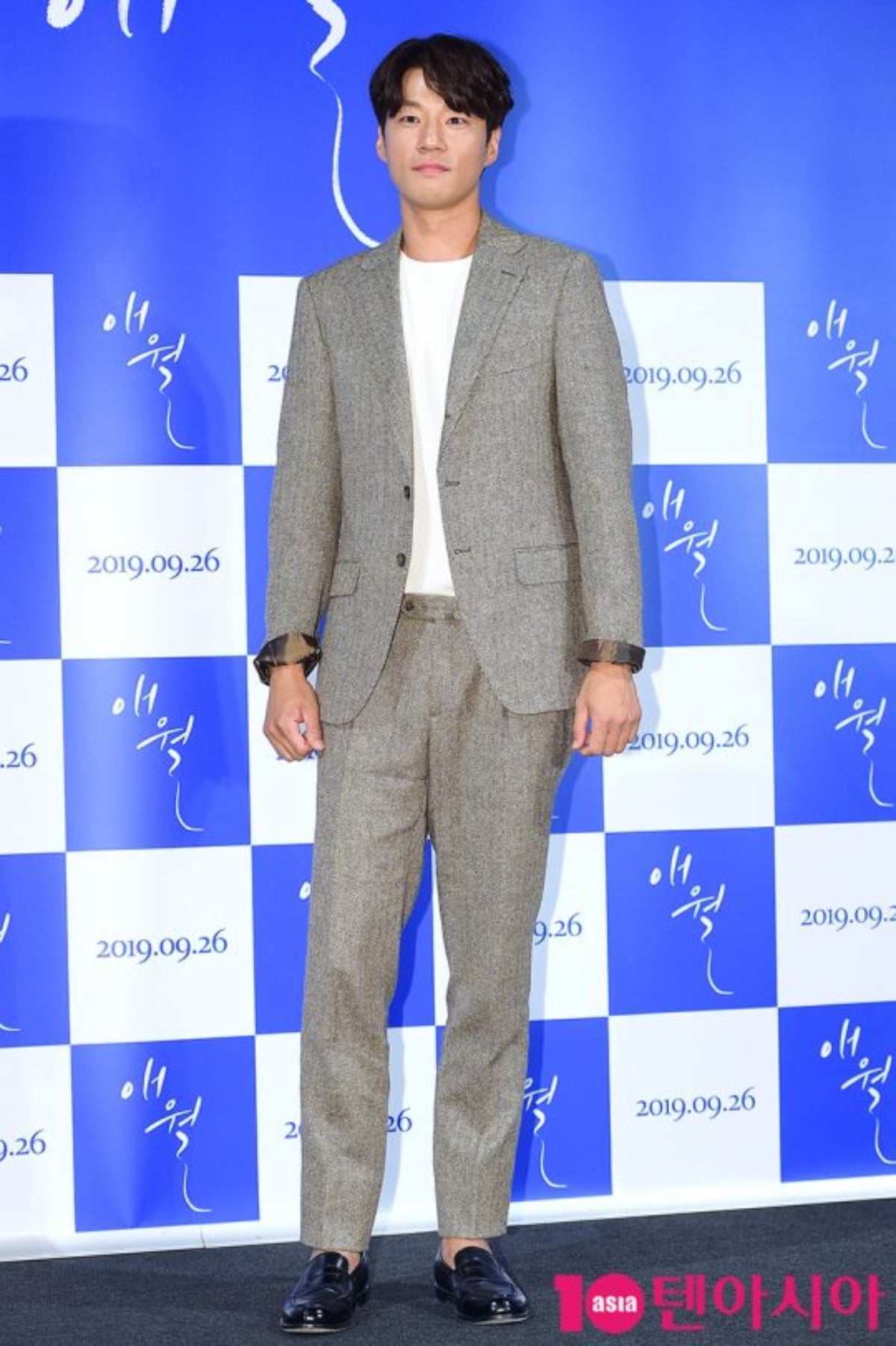 이천희가 공식 행사에 참석해 포즈를 취하고 있다./사진=텐아시아DB