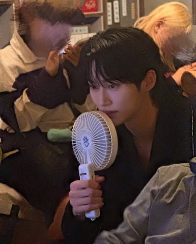 '100억 몸값' 변우석, 왕자 변신 하더니…'선재' 열풍 잇는 비주얼 자랑