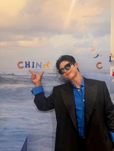 '33세' 박보검, 파리서 뽐낸 역대급 남성미…블루 셔츠에 선글라스 완벽 소화