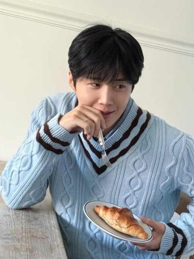 '탈세의혹' 김선호, 논란에도 '남친짤' 비주얼…꽃을 든 채 옅은 미소 '심쿵'