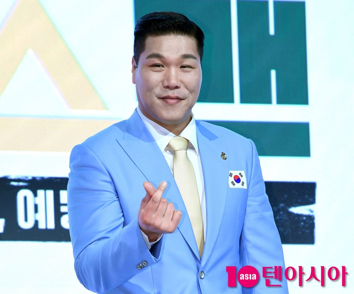 서장훈이 포즈를 취하고 있다 / 사진=텐아시아 DB