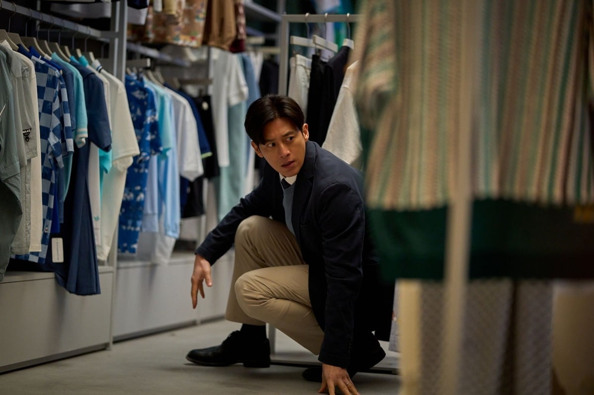 배우 고수가 '군체'에서 생명공학과 교수 한규성 역을 맡았다. / 사진제공=쇼박스