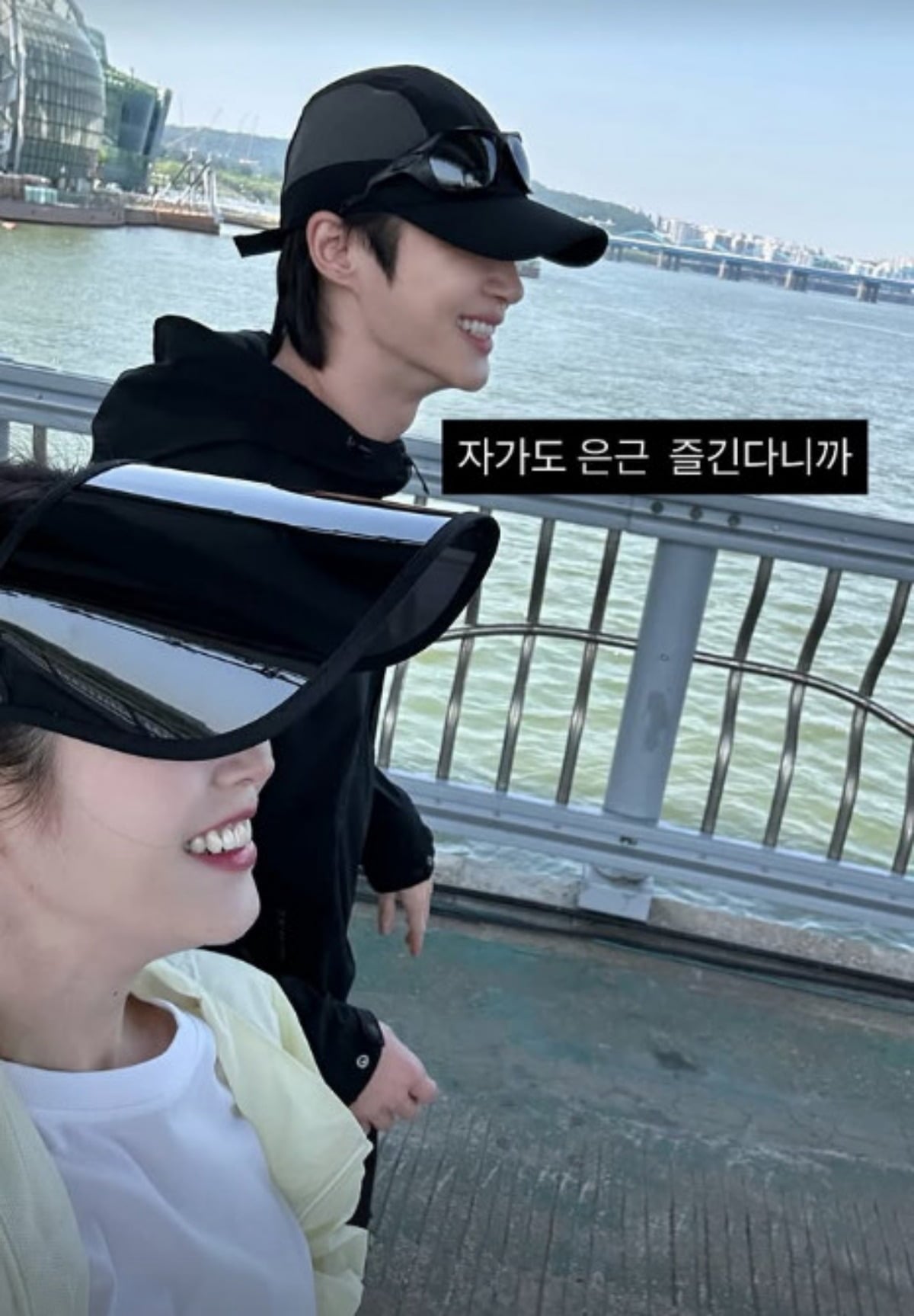 MBC 드라마 '21세기 대군부인'에서 호흡을 맞추고 있는 가수 겸 배우 아이유와 배우 변우석이 케미를 보이고 있다. / 사진=아이유 SNS