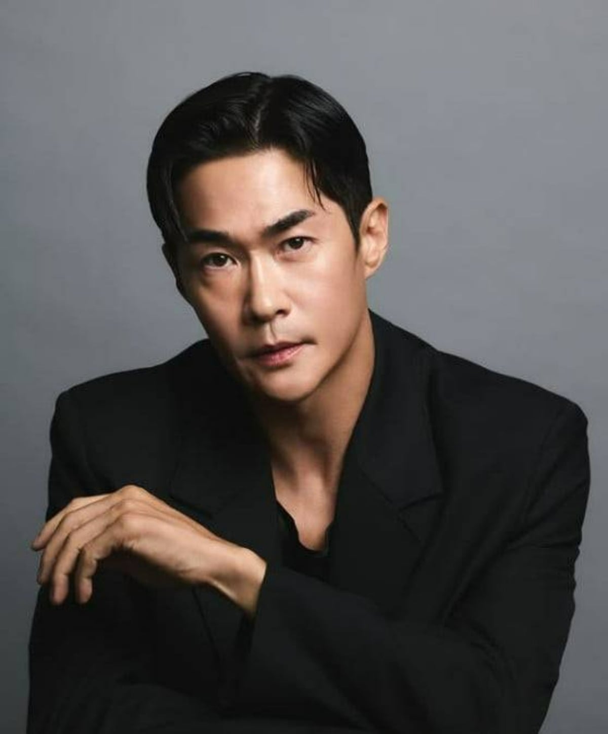 모델 겸 방송인 배정남이 카메라를 향해 포즈를 취하고 있다. / 사진=배정남 SNS