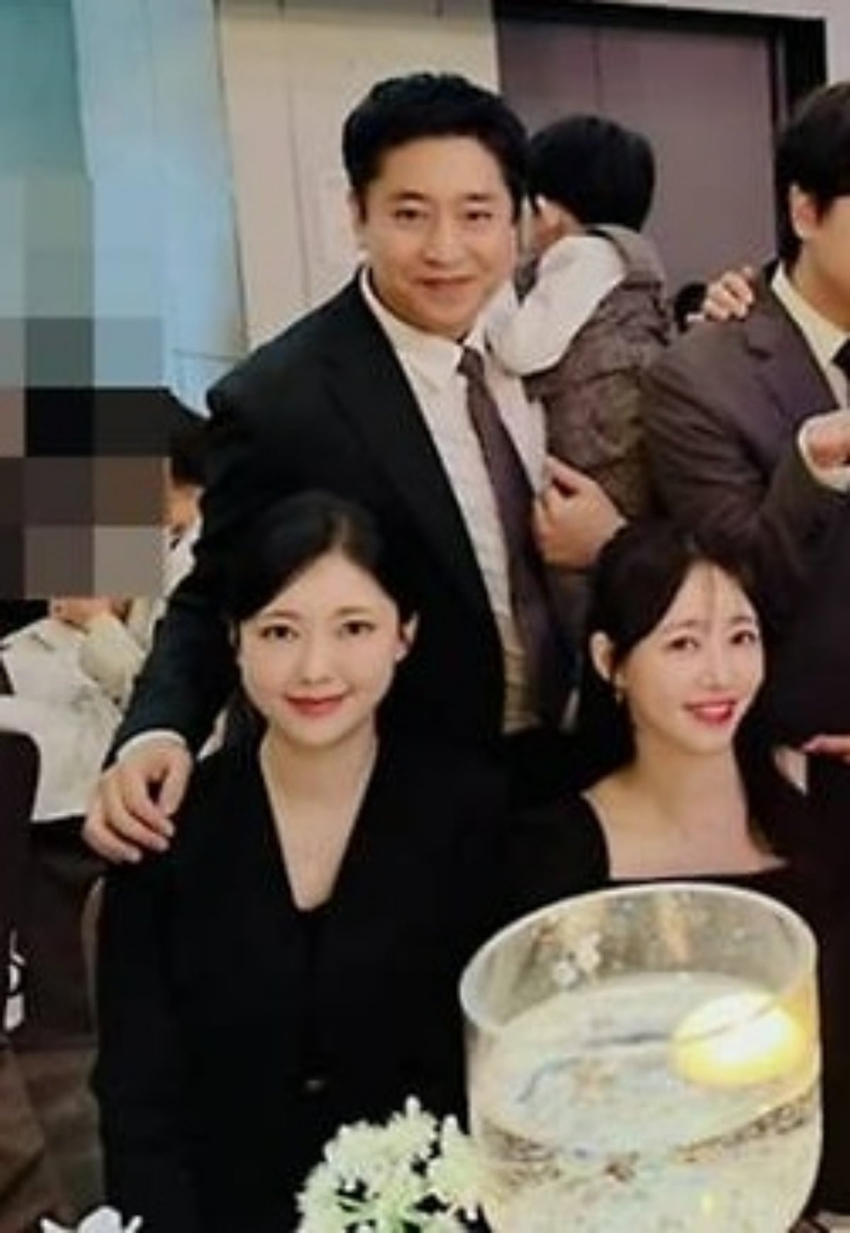 그룹 신화 멤버 에릭이 이민우의 결혼식에 아내 나혜미와 함께 참석한 모습. / 사진=조선희 SNS