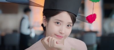 변우석은 연기력 논란 불거졌는데…아이유, 광고인지 드라마인지 헷갈리는 면모 과시 ('대군부인')