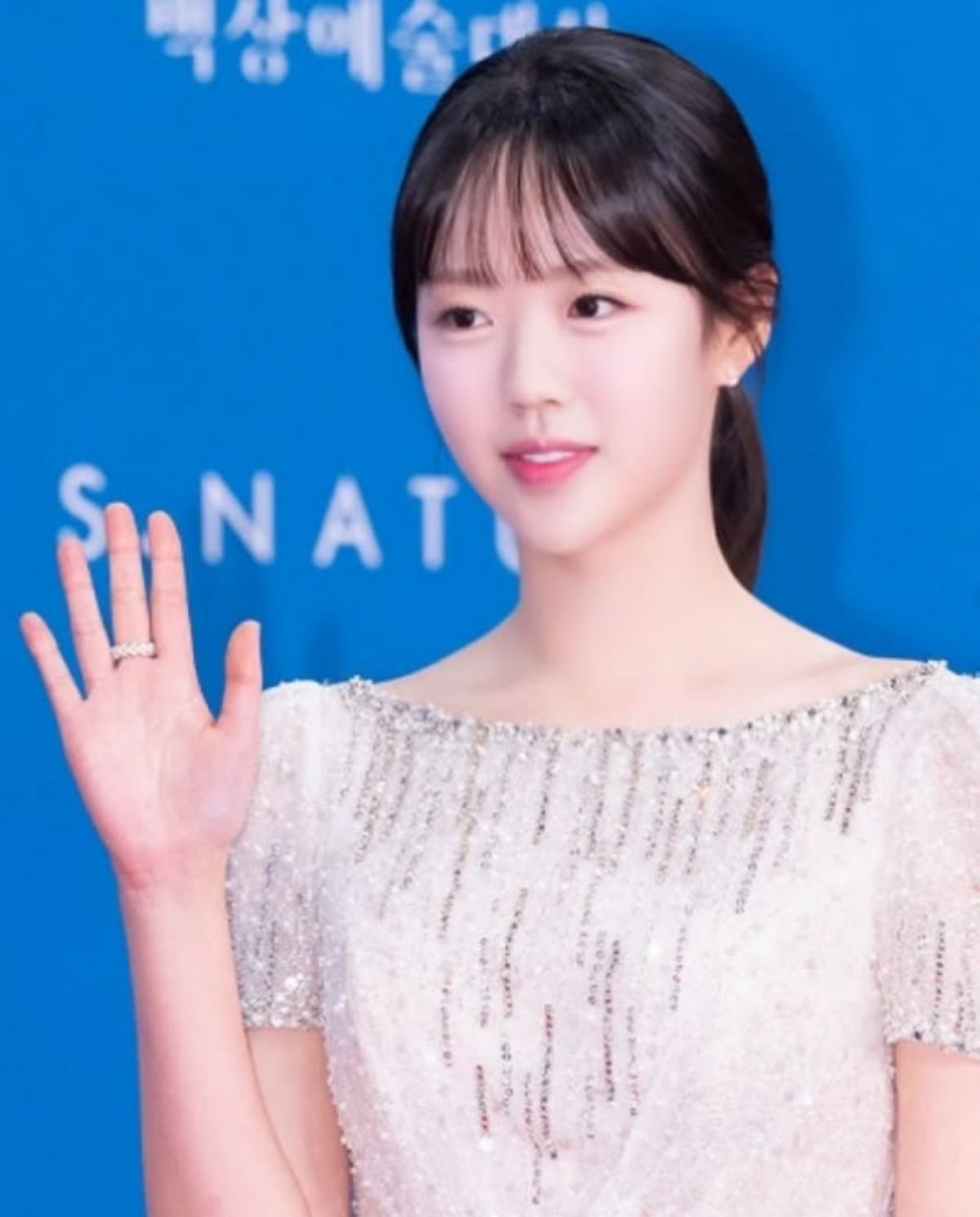 방송인 지예은이 시상식에 참석해 취재진 앞에서 포즈를 취하고 있다. / 사진=지예은 SNS