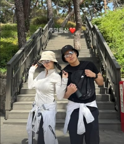 リュ・ファヨン、婚約者と週末の登山を楽しむ姿を公開