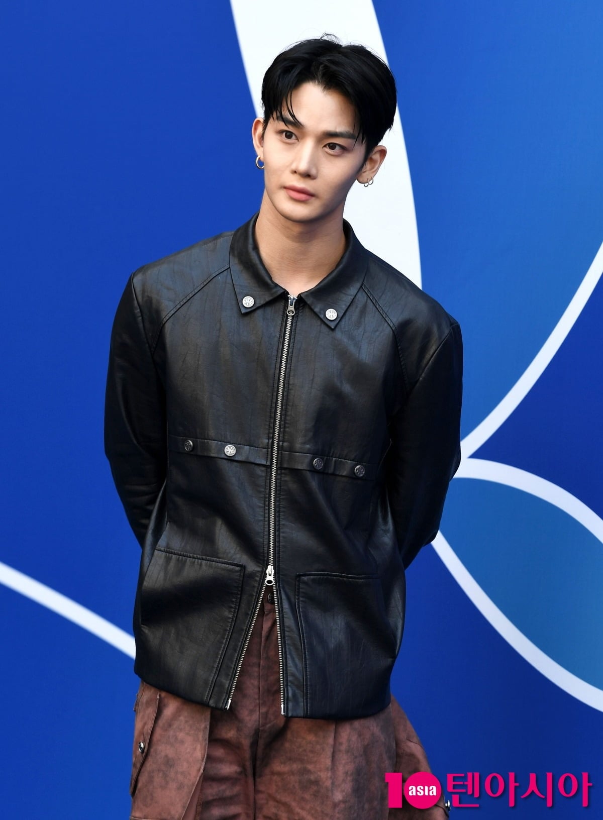 배진영이 공식 행사에 참석해 포즈를 취하고 있다./사진=텐아시아DB