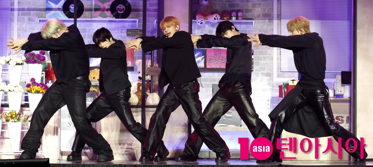 투모로우바이투게더, 타이틀곡 ‘하루에 하루만 더 (Stick With You)’[TEN포토+]