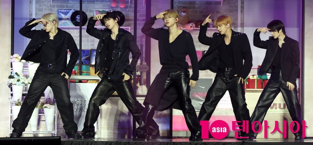 투모로우바이투게더, 타이틀곡 ‘하루에 하루만 더 (Stick With You)’[TEN포토+]